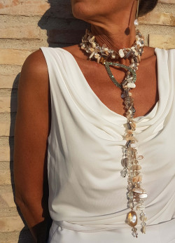 Collar XL de nácar y cristal checo con pompón y pasador