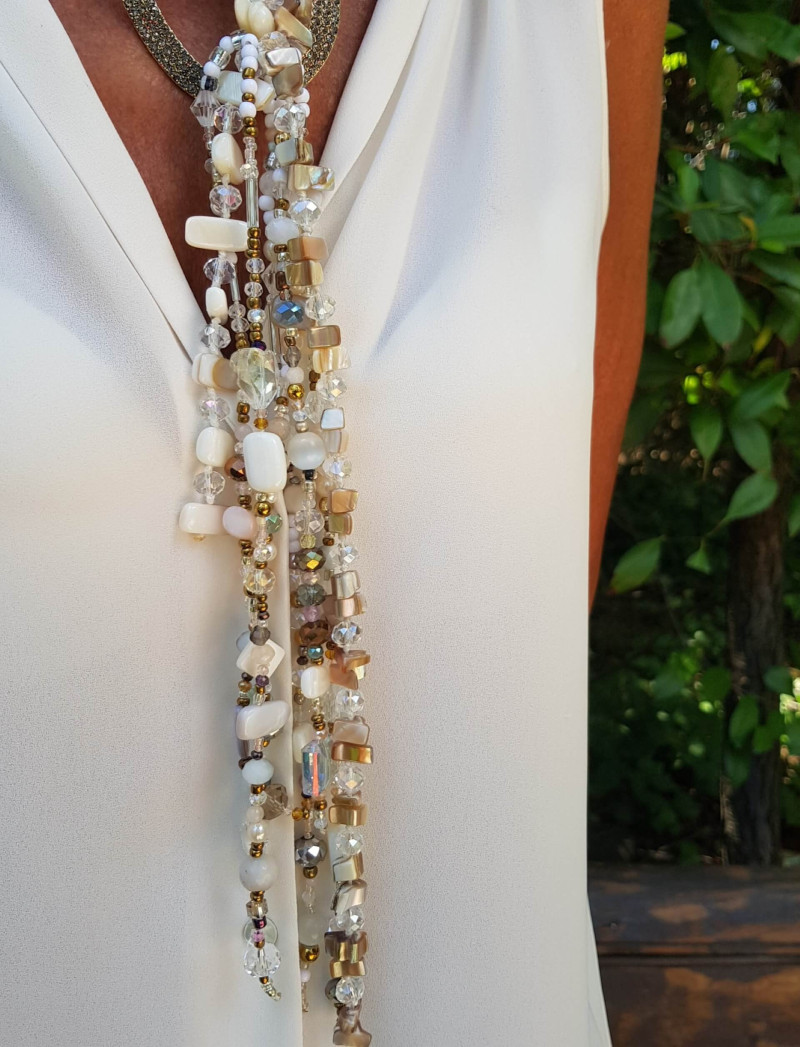 Collar XL de nácar y cristal checo con pompón y pasador