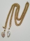 Collar multiposición de acero dorado con perlas barrocas