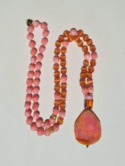 Collar de ágatas rosas y ojo de gato con colgante