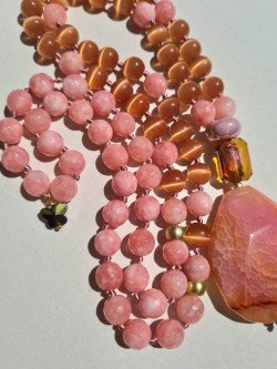 Collar de ágatas rosas y ojo de gato con colgante