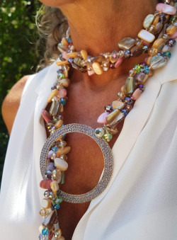 Collar XL de nácar y cristal checo con pompón y pasador
