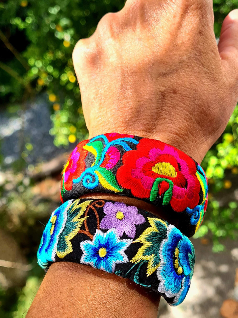 Adjustable bracelet with embroidered fabric