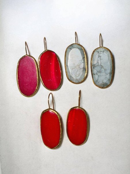 Pendientes dorados de gancho con piedras naturales ovaladas