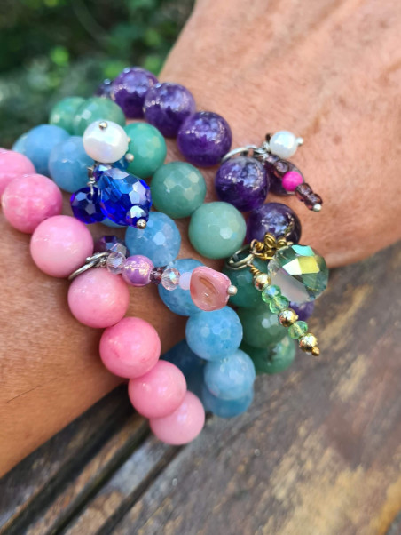 Elastic bracelet with natural stones