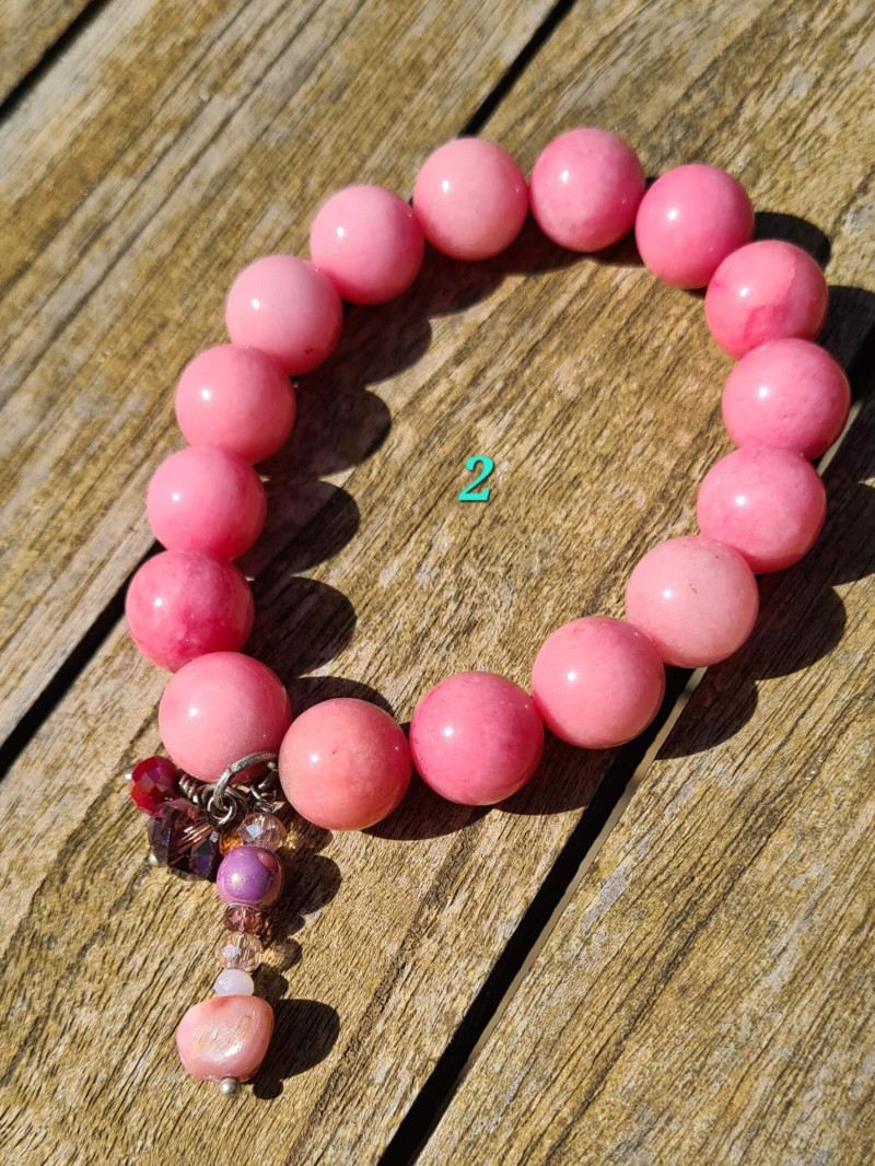 Elastic bracelet with natural stones