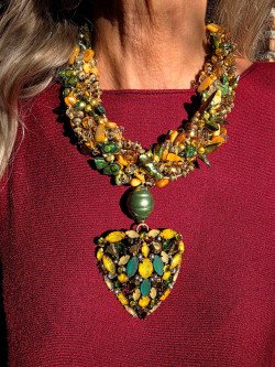 Handcrafted Mother-of-Pearl Pearl Choker with Crystal Heart