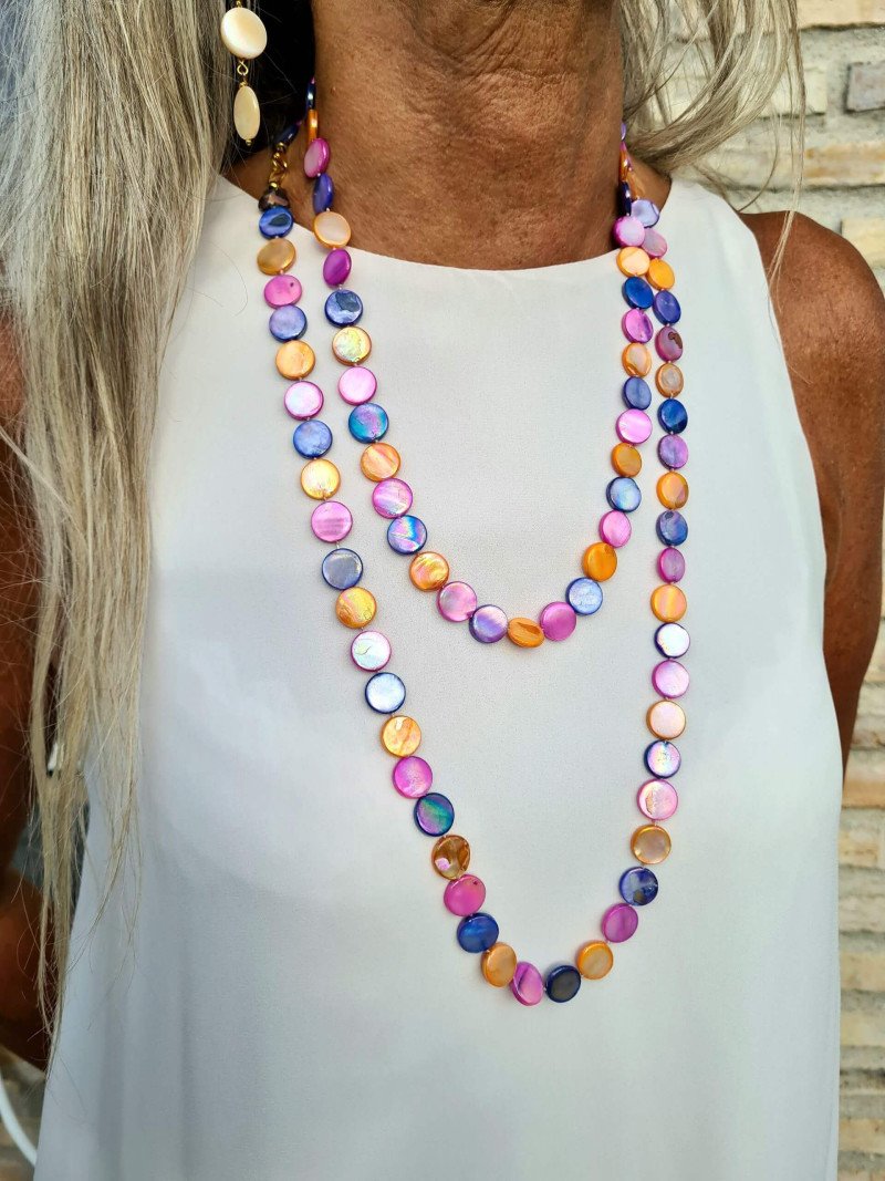Collar largo artesanal de nácar natural multicolor, hecho a mano y diseñado para llevarlo de diferentes formas.
