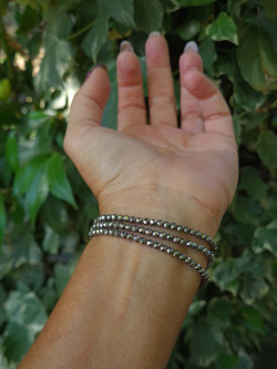 Pulseras elásticas de hematites y circonitas micropavés