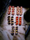 Pendientes dorados largos y artesanales con cuatro piezas en forma de lágrima facetada.