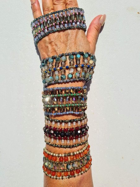Handmade bracelet combining Czech crystals and agates with wire-wrapped details and a multicolour design.