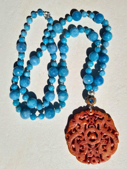 Collar largo de ágatas y medallón de jade rojo