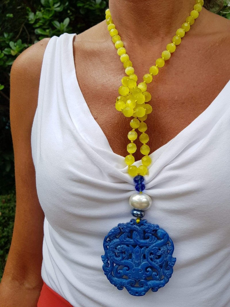 Collar largo artesanal de ojo de gato amarillo con gran medallón de jade azulón y perla barroca.