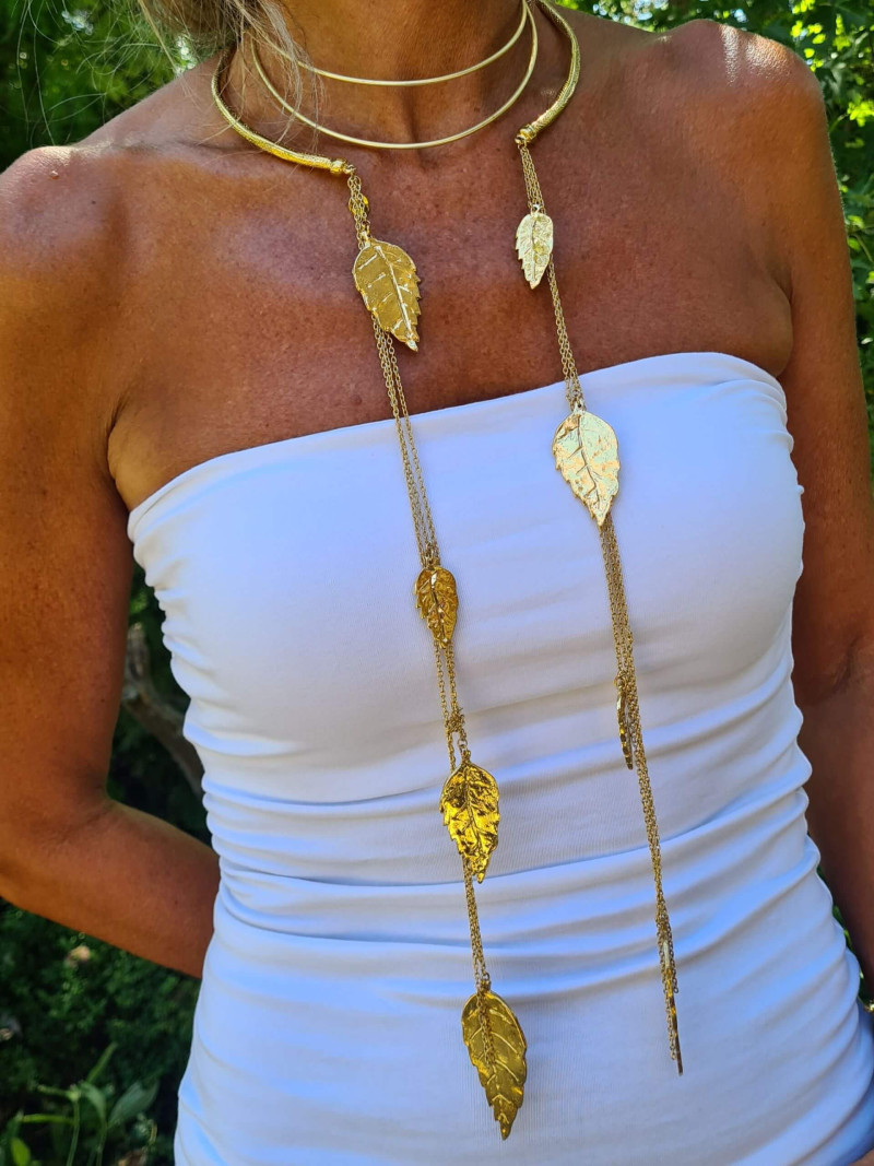 Rigid choker with dangling chains and decorative leaves