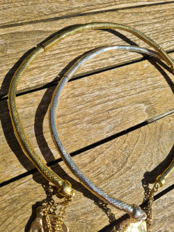 Choker rígido con cadenas colgantes y hojas decorativas