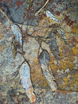 Rigid choker with dangling chains and decorative leaves