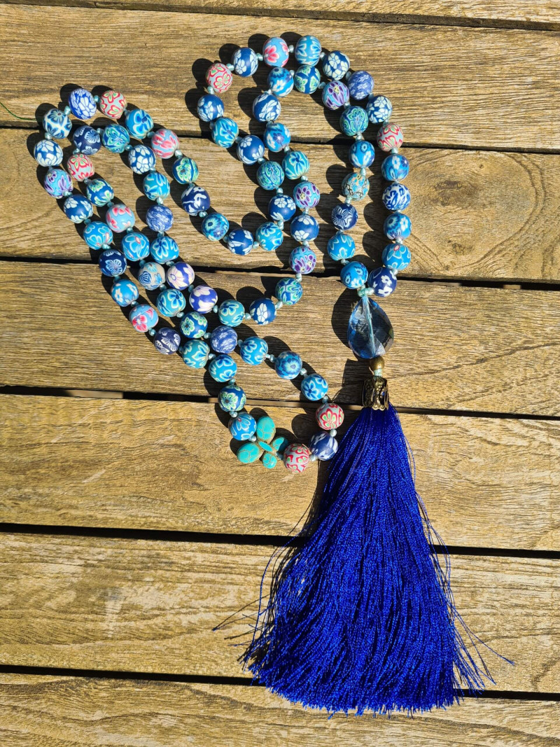 Collar largo bolas de fimo y pompón de seda artesanal