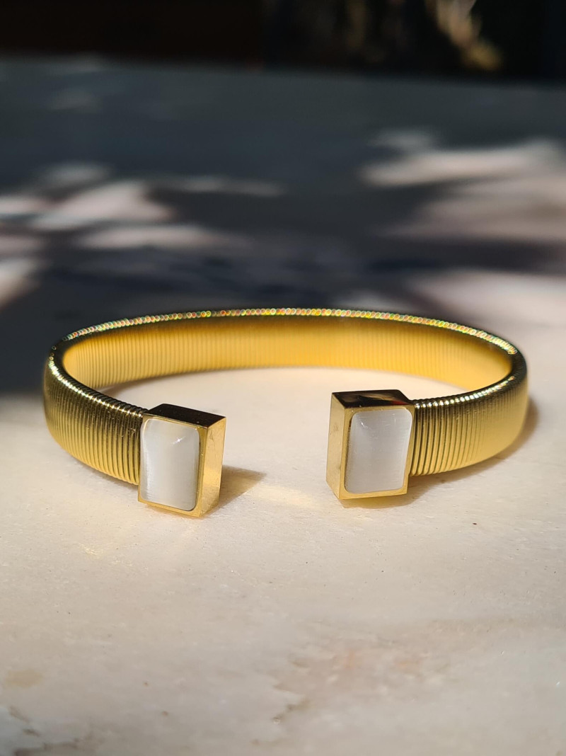 Pulseras abiertas de acero dorado con minerales