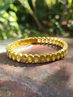 Pulseras rígidas doradas con circonitas de colores