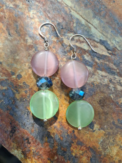 Conjunto collar largo y pendientes de ojo de gato plano