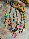 Conjunto de cadenas de acero con piedras y cristales multicolores