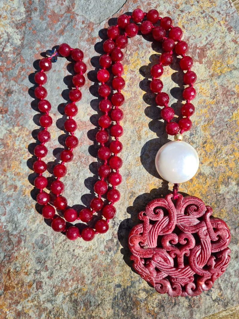 Long necklace of agates, mother-of-pearl and a unique jade medallion