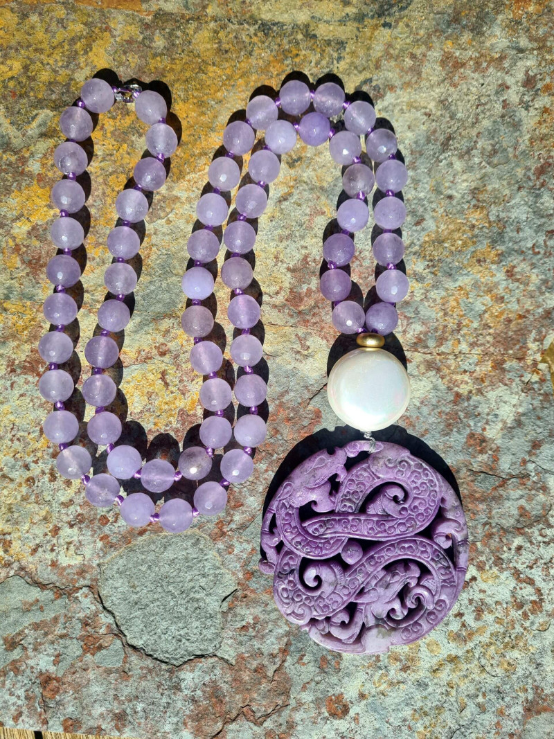 Collar largo de ágatas, nácar y medallón de jade único