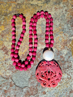Long necklace of agates, mother-of-pearl and a unique jade medallion