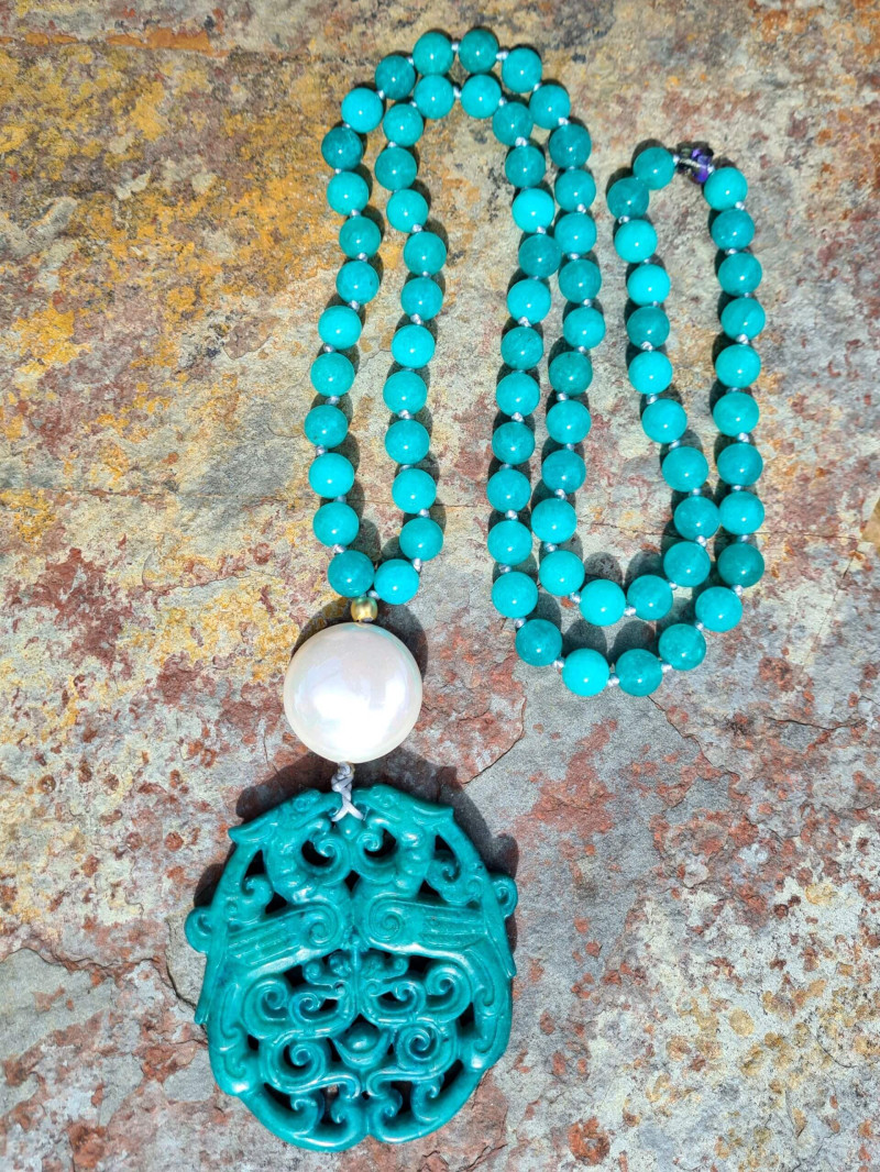 Long necklace of agates, mother-of-pearl and a unique jade medallion