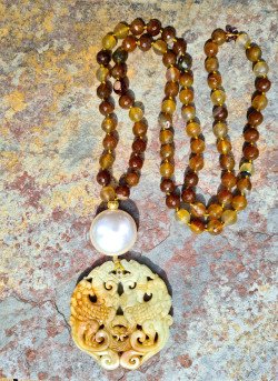 Long necklace of agates, mother-of-pearl and a unique jade medallion