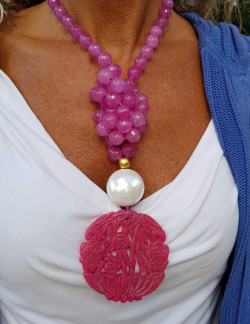 Long necklace of agates, mother-of-pearl and a unique jade medallion