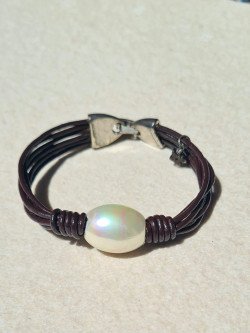 Leather and pearl bracelet