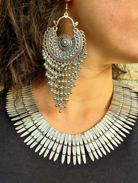 Ethnic necklace with zamac pendant spikes