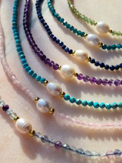 Necklaces of agate and baroque pearl in delicate tones