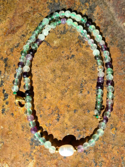 Necklaces of agate and baroque pearl in delicate tones