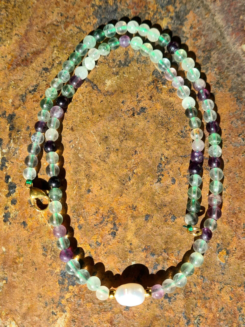 Necklaces of agate and baroque pearl in delicate tones