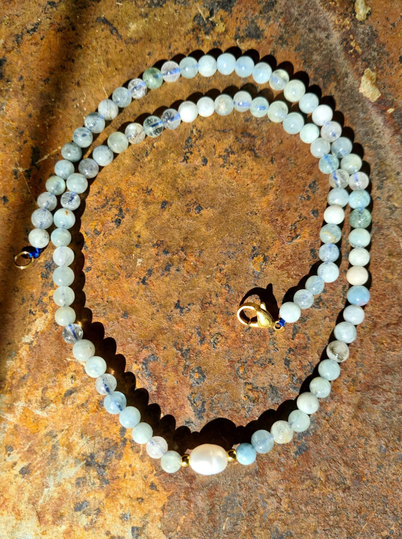 Necklaces of agate and baroque pearl in delicate tones