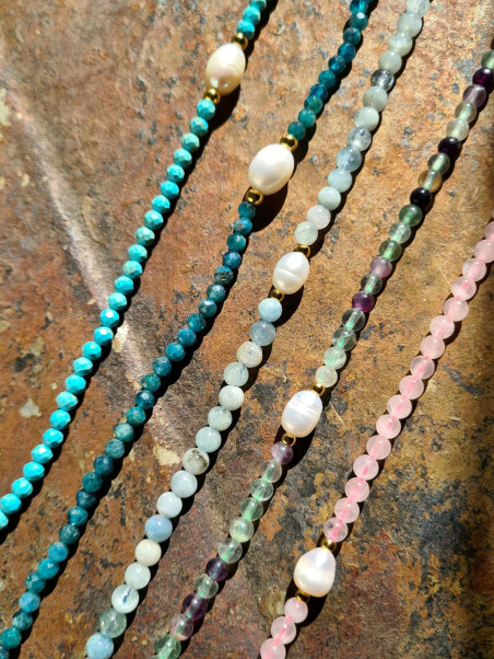 Necklaces of agate and baroque pearl in delicate tones