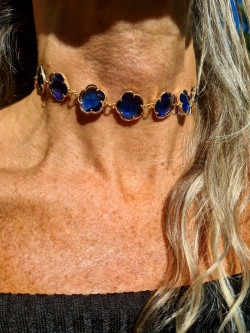 Short choker necklace with blue flower-shaped crystals