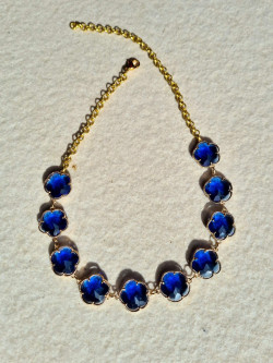 Short choker necklace with blue flower-shaped crystals