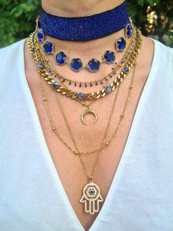 Short choker necklace with blue flower-shaped crystals