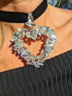 Chocker de terciopelo con corazón de cristales