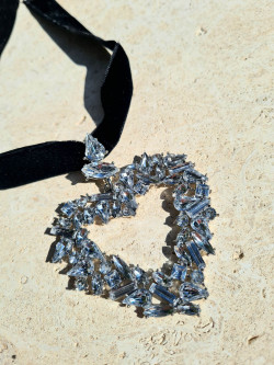 Chocker de terciopelo y corazón de cristales