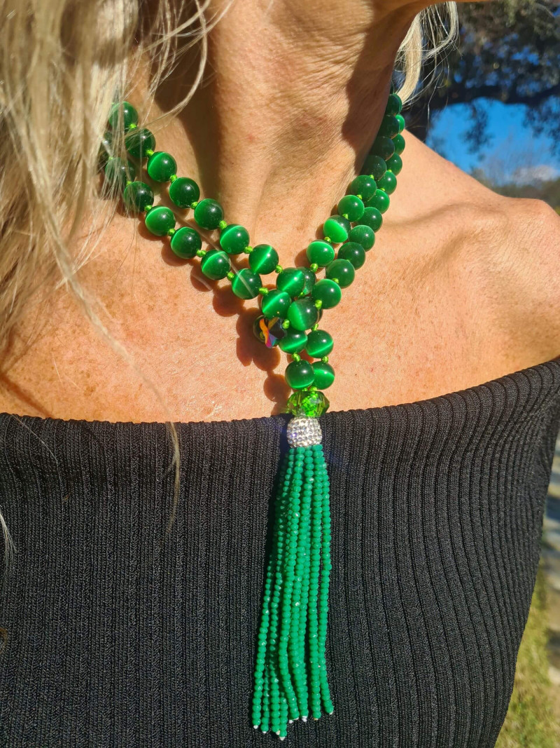 Collares largos de ojo de gato, diferentes colores con borlón de cap de circonitas y cristalitos checos