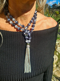 Collar largo de ojo de gato con borlón de cristal checo