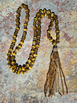 Collar largo de ojo de gato con borlón de cristal checo