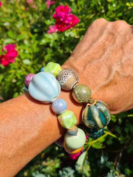 Elastic bracelets with unique porcelain pieces