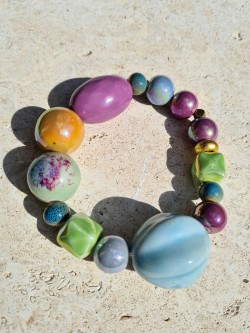 Pulseras elásticas con piezas únicas de porcelana