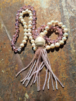 Collar largo perlas barrocas y borlón de cristales checos