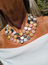 Collar largo de nácar pastel con piezas planas redondas